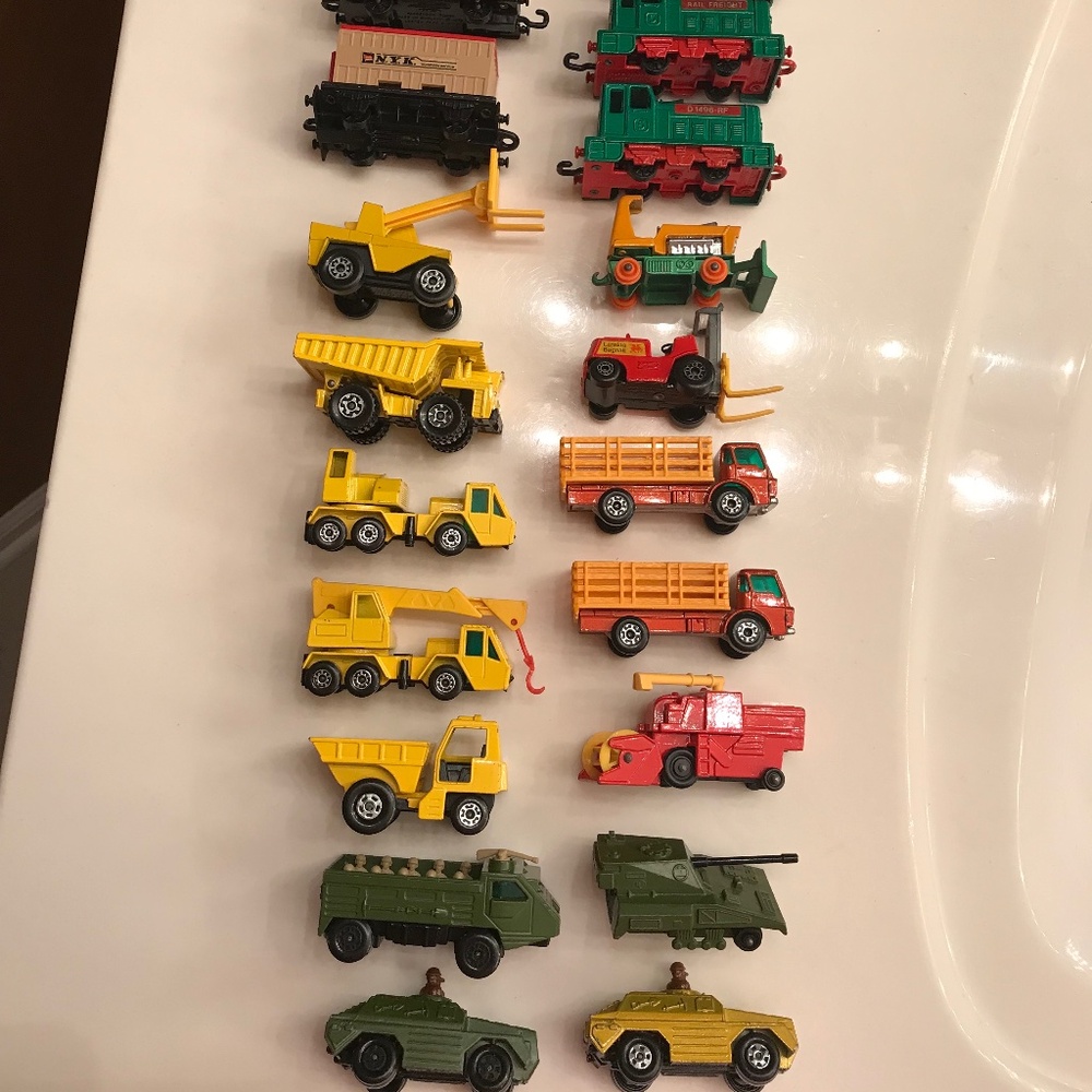 21 vintage Matchbox vehicles plus case